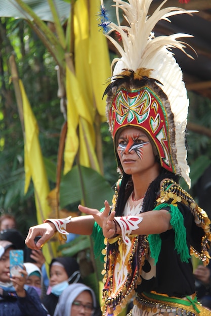 Dança tradicional javanesa com máscara de penas topeng