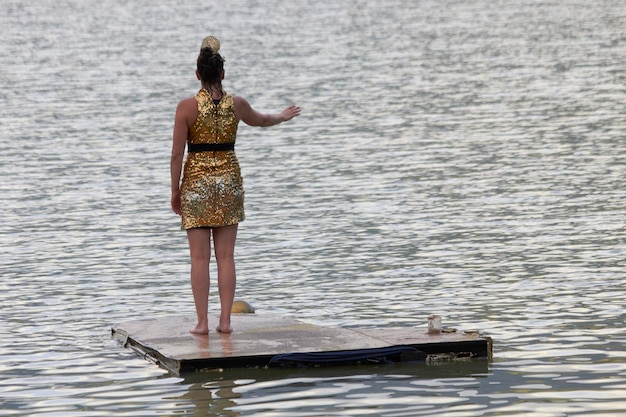 Dançando e flutuando no lago