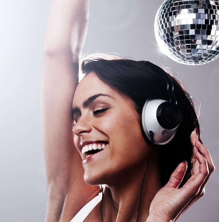 Foto dançando sob uma bola de discoteca foto recortada de uma jovem atraente dançando com total liberdade