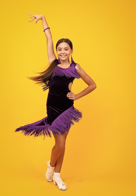 Dançarina adolescente de salão isolada no estúdio fundo amarelo Dança clássica latina Rumba samba dança pose Escola de dança de salão para adolescente crianças menina Movimento de vestido