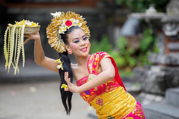 Foto dançarina asiática fazendo danças pendet