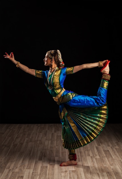 Dançarina bonita da dança clássica indiana Bharatanatyam