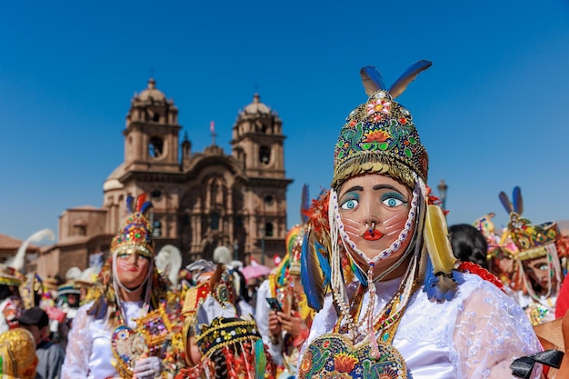 Foto dançarina com traje típico na praça de cusco peru