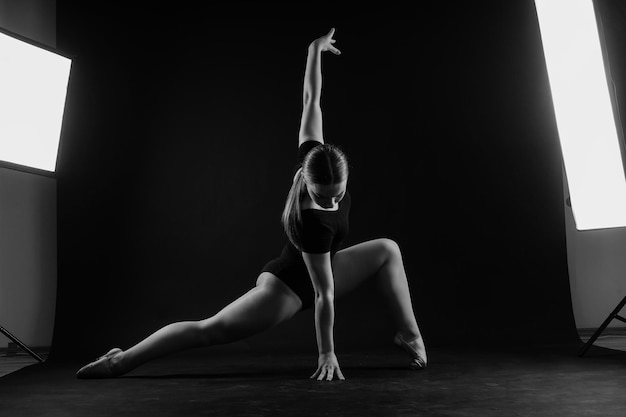 Dançarina de balé da moda estúdio de ginástica esportiva filmado em fundo branco e preto