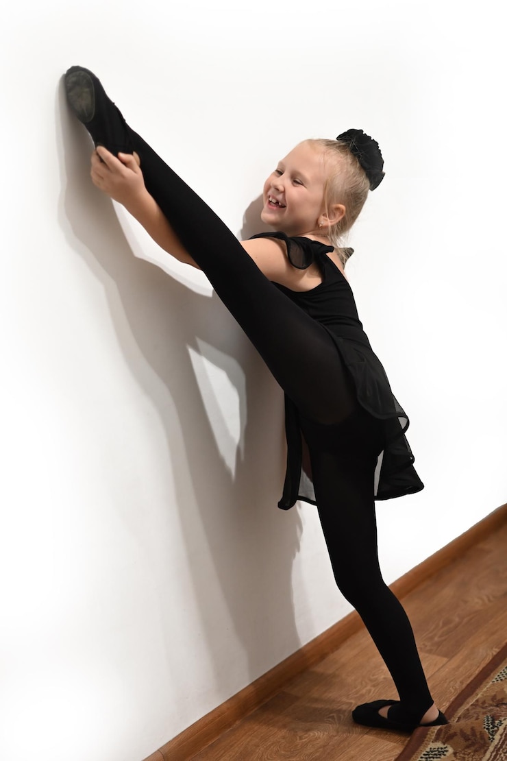 Foto dançarina de balé em posição de uniforme preto