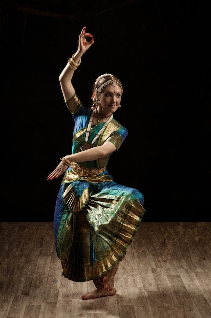 Dançarina de Bharatanatyam de dança clássica indiana