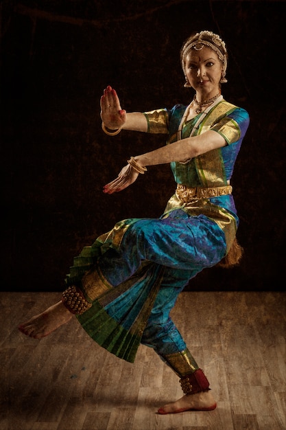 Dançarina de Bharatanatyam de dança clássica indiana