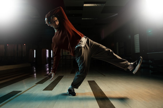 Dançarina de break profissional posando em movimento praticando dança hiphop moderna no estúdio