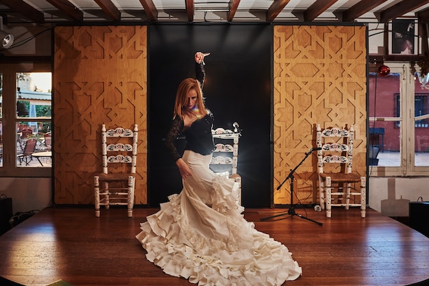 Dançarina de flamenco espanhola em um palco tradicional.