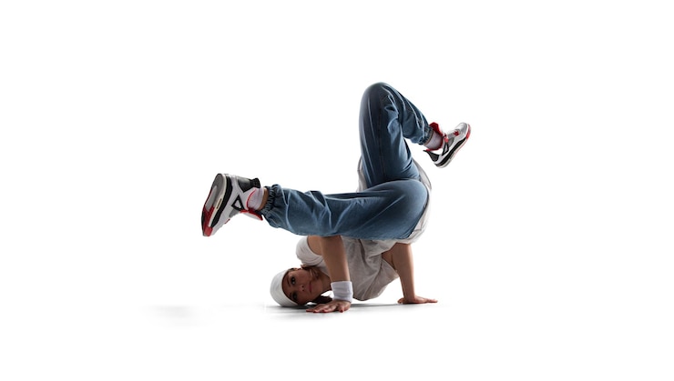 Foto dançarina de rua dança breakdance isolado no branco
