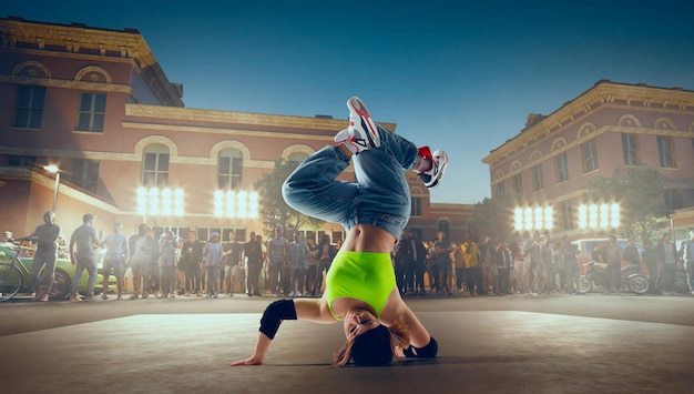 Foto dançarina de rua dança breakdance na rua à noite