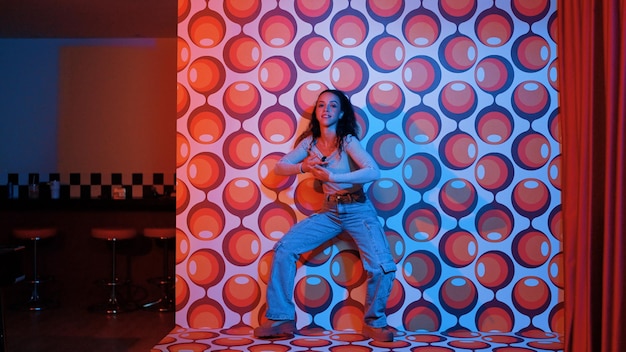 Dançarina de rua hispânica se movendo para música freestyle no palco da festa