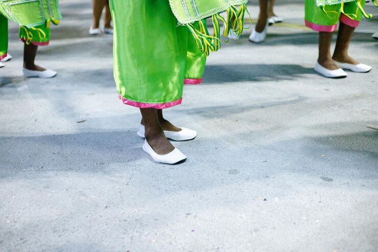 Foto dançarina de samba de 39 anos usando sapatos de balé durante um ensaio no rio de janeiro