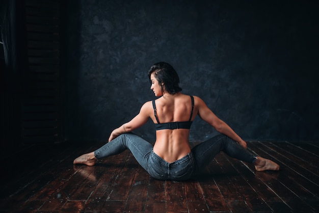 Dançarina do estilo Contemp exercício na aula de dança, vista traseira. Grace jovem em estúdio