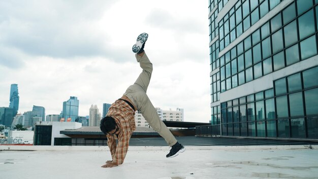 Foto dançarina hispânica feliz usa roupa casual dançando break no urban city endeavour