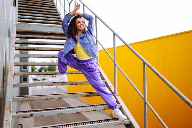 Dançarina jovem com bandana americana dançando na rua Dança esportiva e cultura urbana