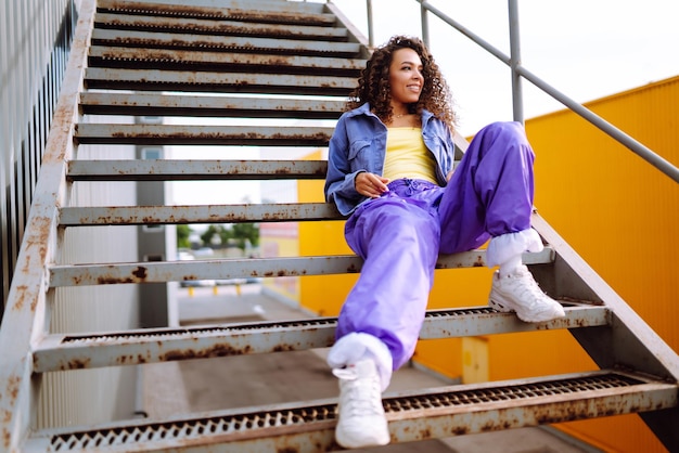 Dançarina jovem com bandana americana dançando na rua Dança esportiva e cultura urbana