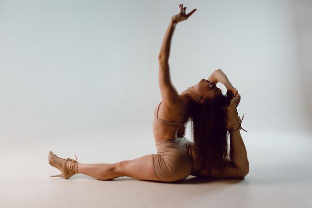 Dançarina jovem dançando dança de salto alto