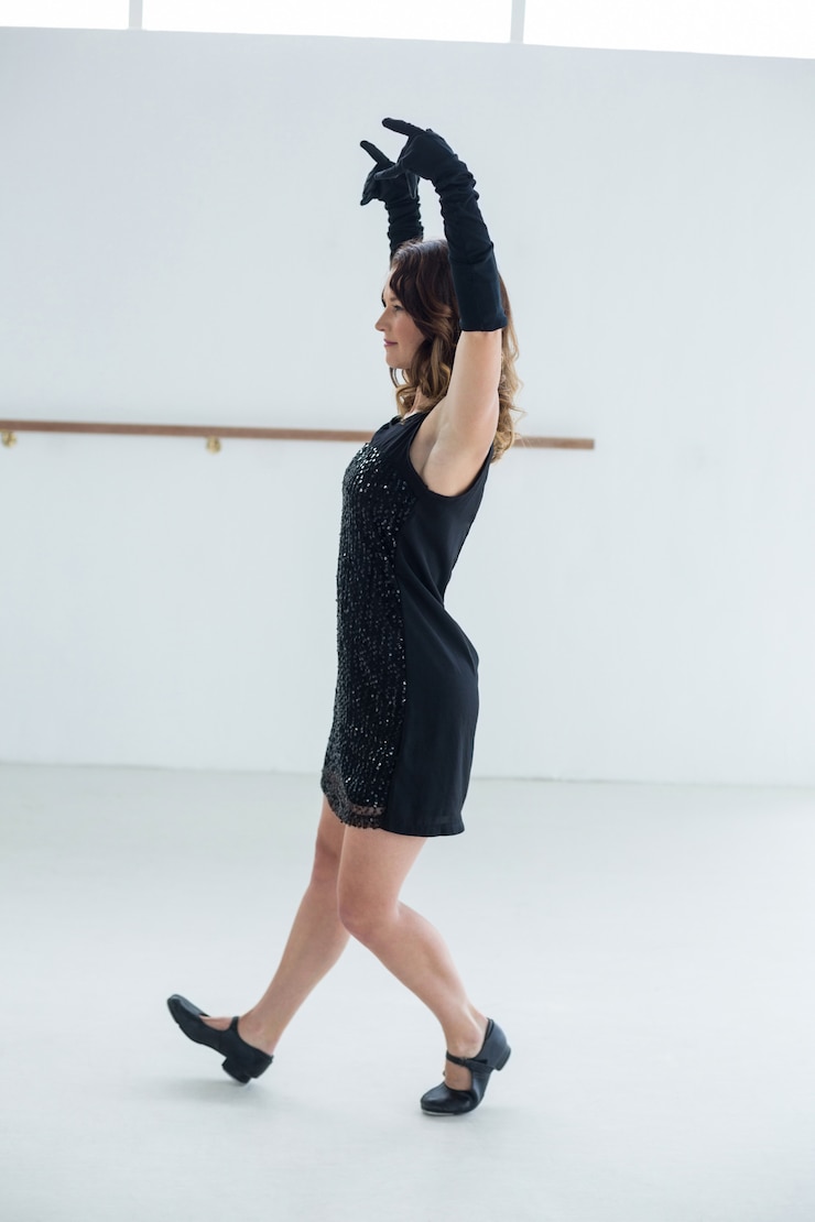 Foto dançarina praticando dança contemporânea