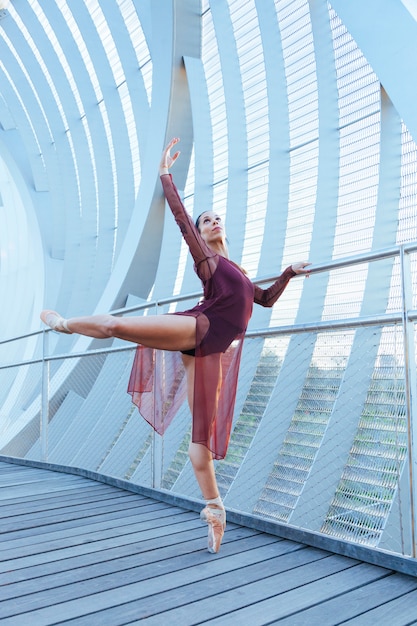 Dançarina urbana mulher realizando uma pose moderna de balé