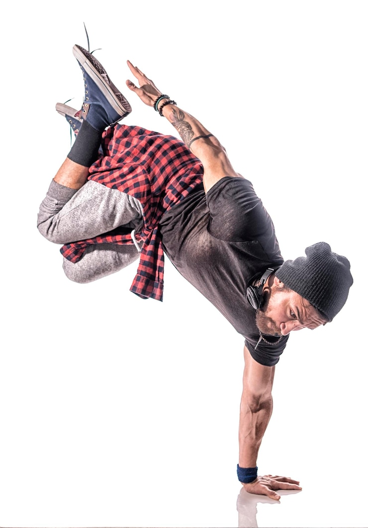 Foto dançarino de hip-hop fazendo handstand contra fundo branco