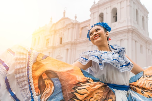 Foto dançarino tradicional com um traje típico da nicarágua fora da catedral de leon nicarágua