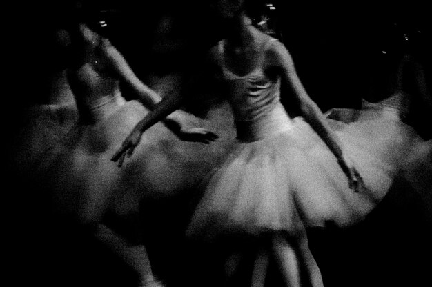 Foto dançarinos de ballet a dançar no palco