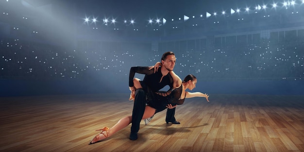 Dançarinos de casal realizam dança latina em grande palco profissional Dança de salão