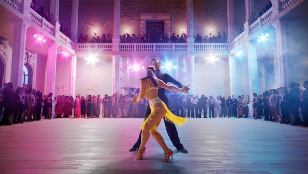 Dançarinos de casal realizam dança latina em grande palco profissional Dança de salão