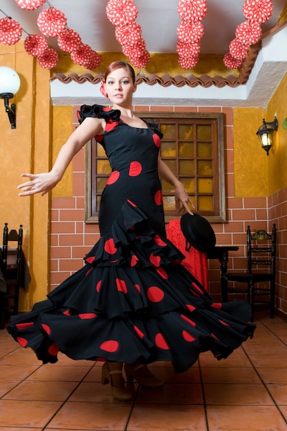 Foto dançarinos de flamenco espanhol durante a feira de sevilha dançando sevilhanas