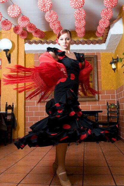 Foto dançarinos de flamenco espanhol durante a feira de sevilha dançando sevilhanas