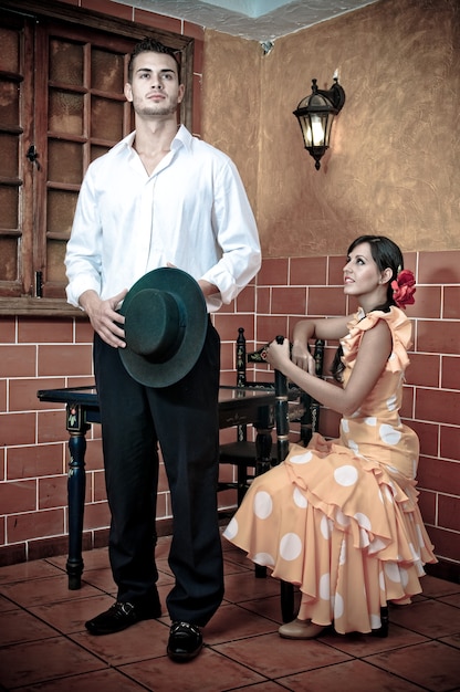 Foto dançarinos de flamenco espanhol durante a feira de sevilha