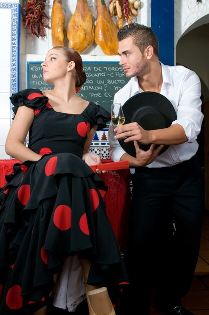 Dançarinos de flamenco espanhol durante a feira de Sevilha