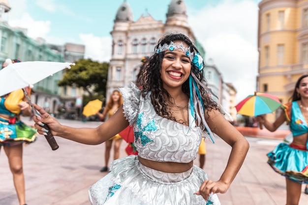 Dançarinos de frevo no carnaval de rua em Recife Pernambuco Brasil