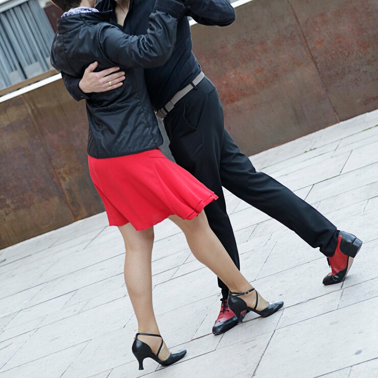 Dançarinos de rua dançando tango