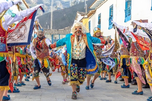 Dançarinos realizam coreografia na festa da Virgen del Carmen Cusco Peru