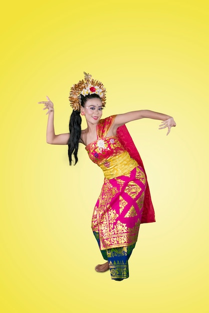 Foto dançarinos tradicionais dançam com gestos graciosos