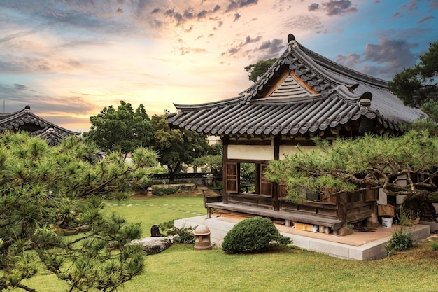 Dancheong tradicional del templo surcoreano en la brillante puesta de sol