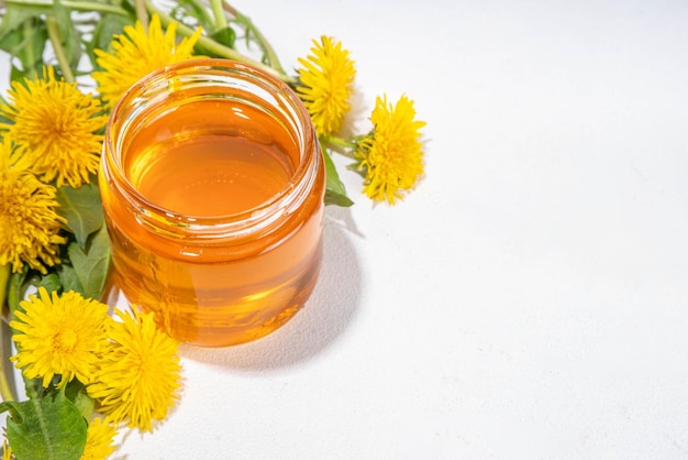 Dandelion-Marmelade-Konfitüre in einem Glas