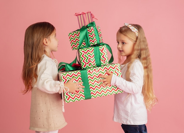 Dando e ganhando presentes nas férias de Natal, grupo de crianças sorridentes e felizes se divertindo