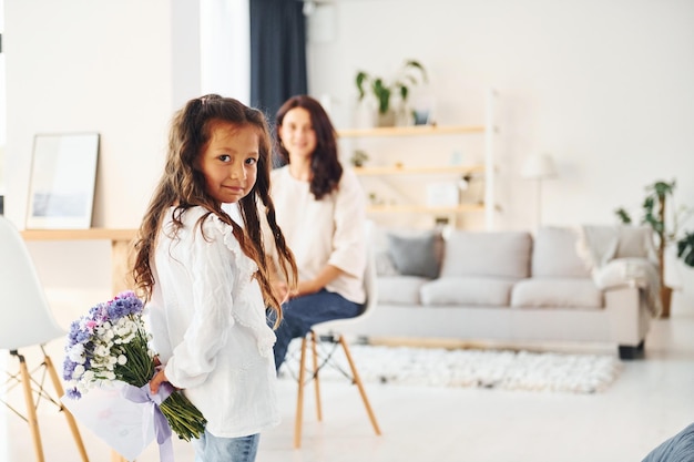 Dando flores aos pais Mãe e filha passando tempo juntos em casa