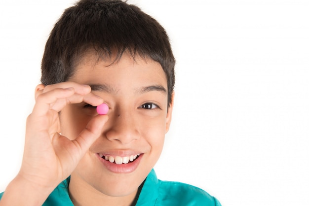 Dando a los niños medicina, niño intenta tragar pastillas medicina