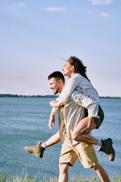 Dando a la novia a cuestas en la costa