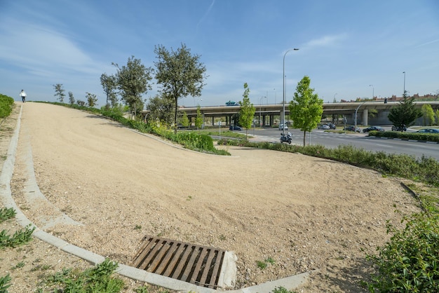 Dando un paseo por un nuevo parque urbano con un camino de tierra