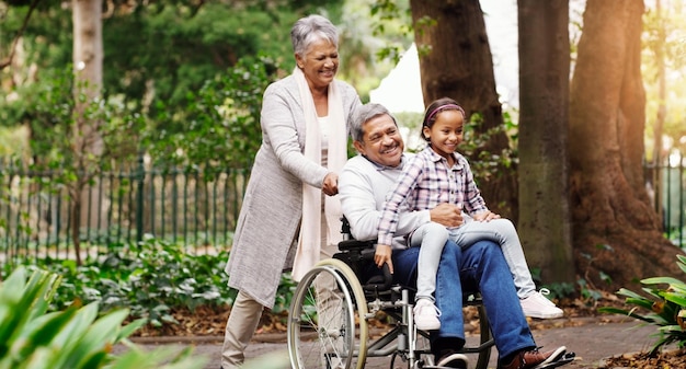 Dando un paseo por el parque Foto de una adorable niña jugando con sus abuelos en el parque