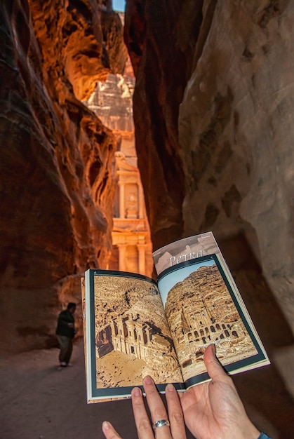 Dando uma olhada no folheto de Petra do Siq O tesouro pode ser visto no final do canyon