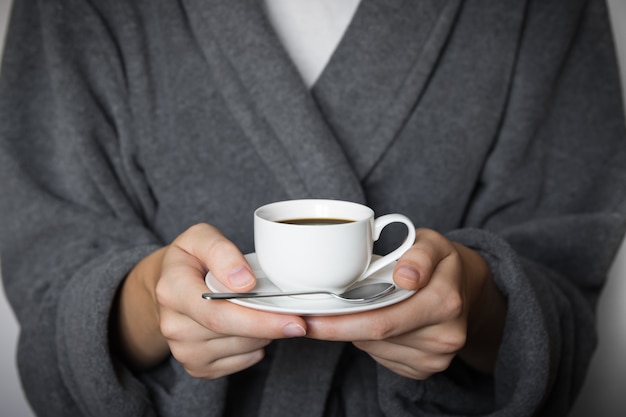 Dando uma xícara de café