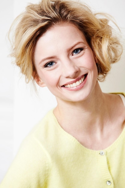 Dándote su mejor sonrisa Retrato de una joven atractiva y elegante posando en el estudio