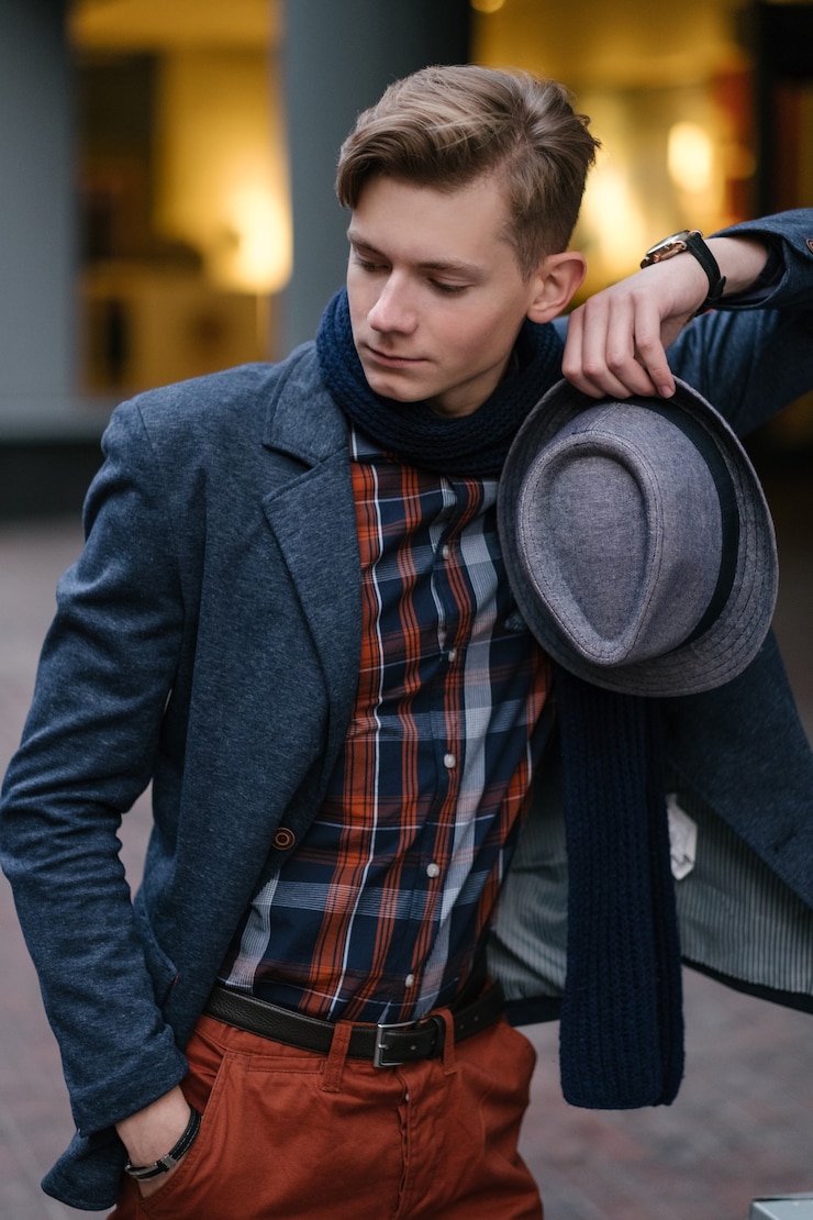Foto dandy seguro. hombre guapo joven presumido. creador de moda. imagen elegante