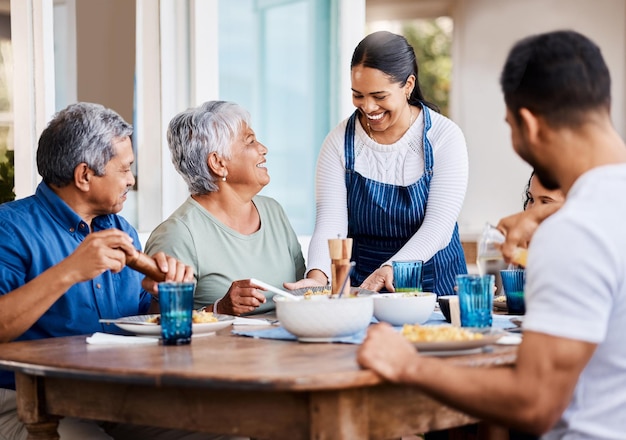 Danke Schatz Aufnahme einer glücklichen Familie beim gemeinsamen Mittagessen zu Hause